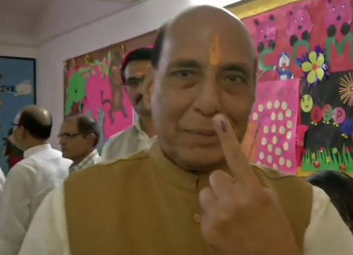 आज देश में पांचवें चरण में मतदान करने के लिए मतदाता सुबह से ही उत्साह के साथ मतदान केंन्द्रों पर पहुंच रहे हैं. इस दौरान गृहमंत्री राजनाथ सिंह ने भी मतदान किया. यहां देखें वोट करने आए नेताओं और सेलिब्रिटी की तस्वीरें.