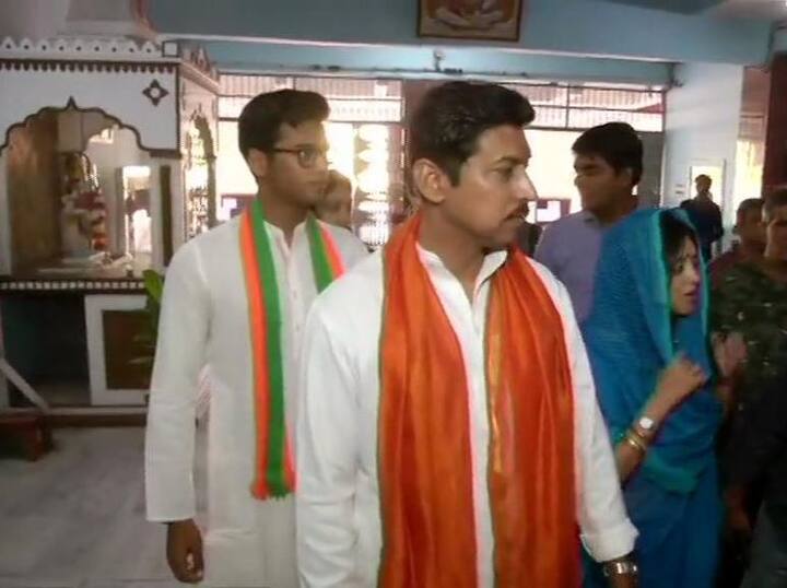 केंद्रीय मंत्री राज्यवर्धन सिंह राठौर राजस्थान के जयपुर ग्रामीण से बीजेपी कैंडिडेट हैं. उन्होंने भी आज यहां परिवार के साथ वोट किया. 
