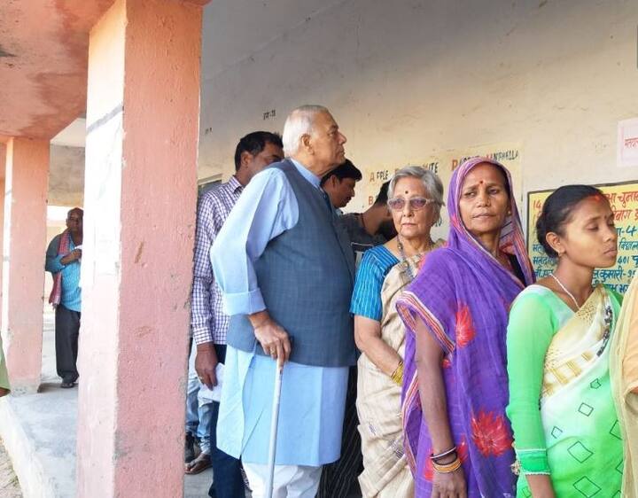 पूर्व केंद्रीय मंत्री और बीजेपी के हजारीबाग से कैंडिडेट जयंत सिन्हा के पिता यशवंत सिन्हा ने भी मताधिकार का प्रयोग किया. उनकी तबीयत आजकल थोड़ी खराब चल रही है.