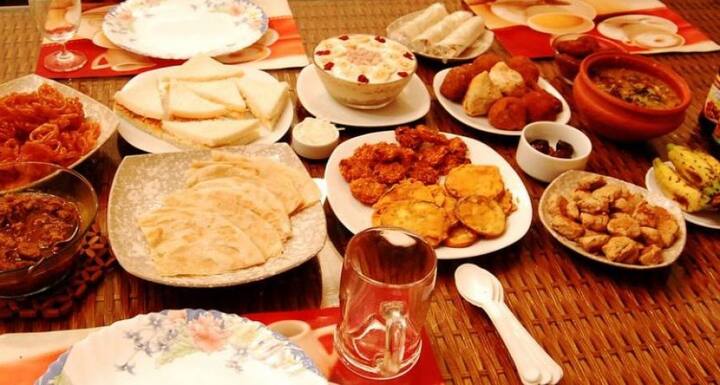 खाने में रखें संतुलन: रमजान में उपवास खोलने के दौरान आप ऐसा भोजन खाएं जिसे पचाने में समय लगे और वह धीरे-धीरे दिनभर आपको एनर्जी देता रहे.   सब्जियां, मसूर की दाल, साबूत अनाज और अंजीर के फल आपके लिए फायदेमंद साबित हो सकते हैं.