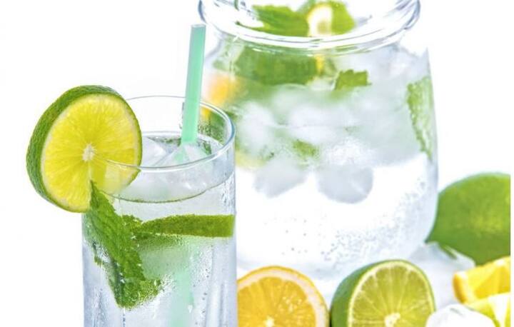  डिहाइड्रेशन से बचें: रमजान के दिनों में गर्मी काफी ज्यादा होती है. ऐसे में आप डिहाइड्रेशन का शिकार हो सकते हैं. डिहाइड्रेशन से बचने के लिए आपको कम से   कम 8 गिलास पानी जरूर पीना चाहिए. साथ ही खाने में आप दूध और फलों के जूस और सब्जियों को शामिल करें. रमजान के दौरान आपको कॉफी चाय या फिर   कोल्ड ड्रिंक्स अवॉइड करनी चाहिए.