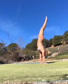 बेहद हॉट अंदाज में बिकिनी में योग करती नजर आईं ब्रिटनी स्पीयर्स, देखें तस्वीरें