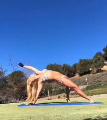 बेहद हॉट अंदाज में बिकिनी में योग करती नजर आईं ब्रिटनी स्पीयर्स, देखें तस्वीरें