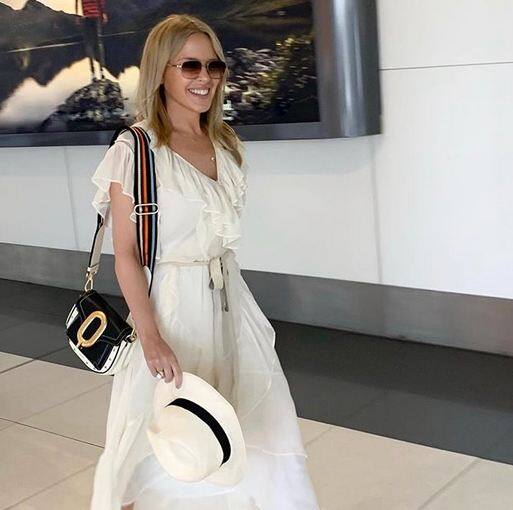 पॉप स्टार ने आगे कहा कि मैं इस बारे में बिल्कुल सोचना नहीं चाहती. लेकिन मैं कल्पना करती हूं कि अगर ऐसा होता तो कैसा होता. सब कहते हैं कि इसका विकल्प है, लेकिन मुझे नहीं पता, मैं अब 50 की हूं और अब मैंने अपने जीवन से समझौता कर लिया है.