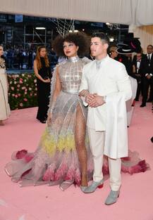 Met Gala 2019: रेड कार्पेट पर निक जोनास ने प्रियंका चोपड़ा को किया किस, लुक से किया सबको हैरान