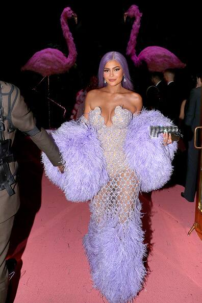 अपने इस ट्रांसपेरेंट लुक से काइली वहां मौजूद लोगों को अचंभित करती नजर आईं. 