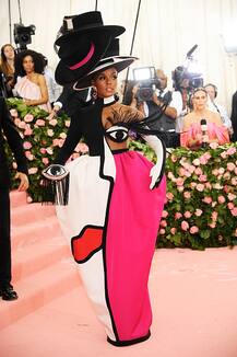 इस अमेरिकन सिंगर ने मेट गाला इवेंट में विंक आई ड्रेस पहन किया सबको हैरान, देखें तस्वीरें