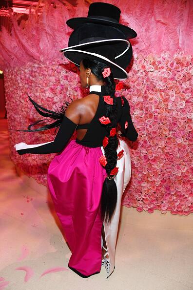 बालों में लंबी चोटी के साथ जेनेल ने लिप किस स्टाइल की क्लिप लगाई थी जो कि एकदम डिफरेंट थी.