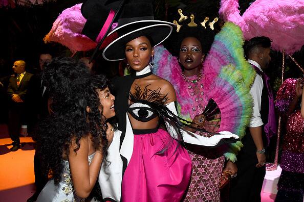 इस लुक में जेनेल ने पाउट के साथ कई तस्वीरें खिंचवाईं.