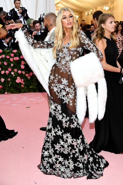 इस फर में हैंड ग्लब्स की तरह फिंगर्स बनी हुई हैं जिसे स्टेला खूब फ्लॉन्ट करती दिखीं. 