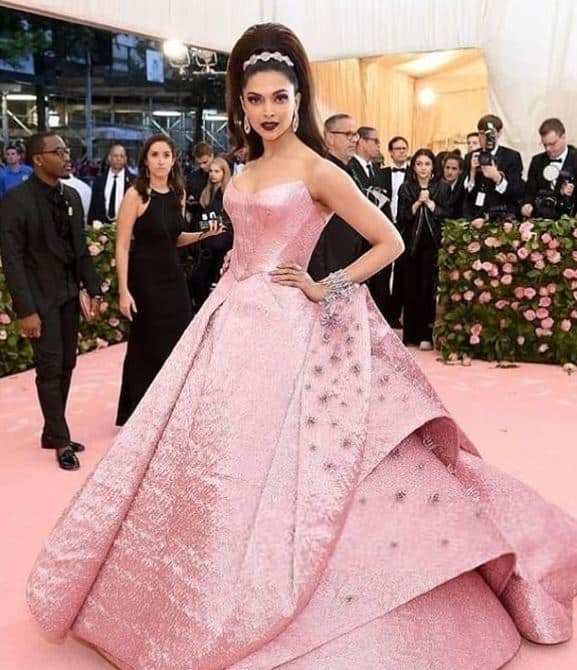 मेट गाला 2019 के लिए दीपिका ने जैक पोसेन के मेटेलिक पिंक ल्यूरेक्स जेक क्वार्ड गाउन को चुना जिसमें 3डी प्रिंट के छोटे-छोटे डिजाइन बने हुए थे जिसे देखकर ऐसा लग रहा था कि मानों ड्रेस पर कढ़ाई की गई हो.