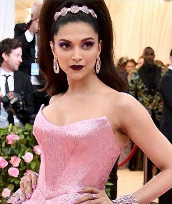 अपने लुक में थोड़ा सा फंकी करने के लिए दीपिका ने हाई पोनीटेल बनाया जिसे बेज्वेल्ड पिंक हेयर बैंड के साथ सजाया.