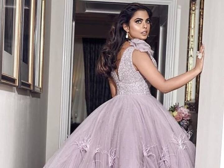 उन्होंने राजकुमारी की तरह नजर आने वाले अपने लुक को डायमंड नेकपीस और ड्रॉप ईयररिंग्स के साथ पूरा किया. 