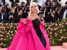 Met Gala 2019: पिंक गाउन में पहुंची लेडी गागा ने सबके सामने 4 बार बदले कपड़े, देखें VIDEO