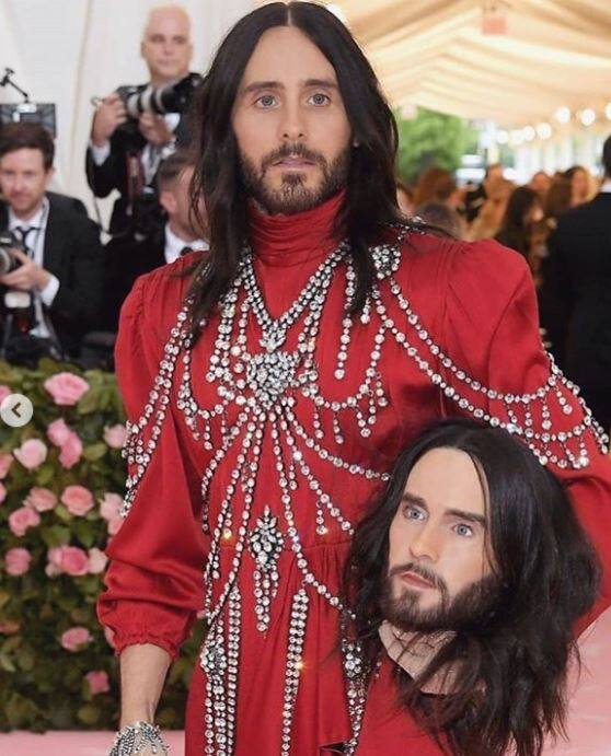 अमेरिकन एक्टर JARED LETO इस इवेंट में सबसे ज्यादा सुर्खियां बटोरी हैं. ये एक्टर अपने हाथ में अपने ही मुंह का क्लोन लेकर पहुंचे थे.