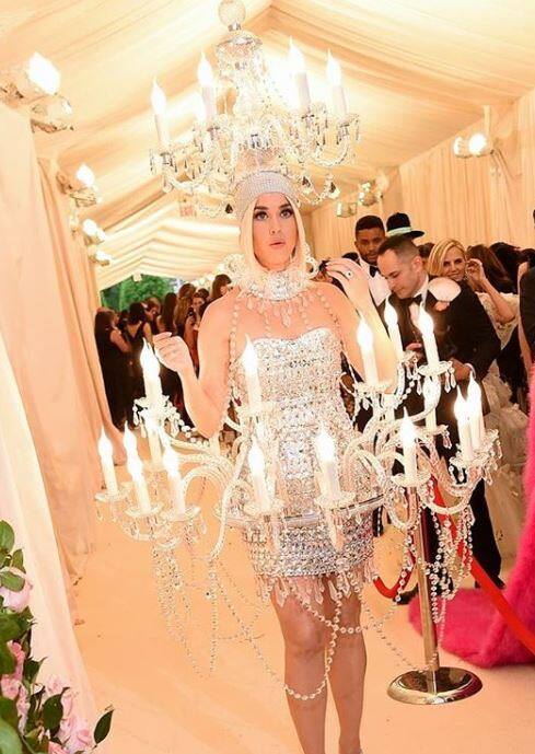 अमेरिकन सिंगर Katy Perry भी इस इवेंट में अतरंगी जलवे बिखरेती नजर आईं. Katy यहां एक लैंप से बनी ड्रेस पहनकर पहुंची थीं.
