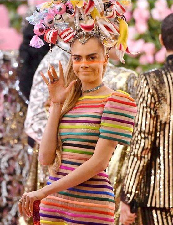 अमेरिकन मॉडल Cara Delevingne भी इस इवेंट में अतरंगी जलवे बिखरेती नजर आईं और वो इंद्रधनुष के रंग की आउटफिट पहनकर पहुंची.