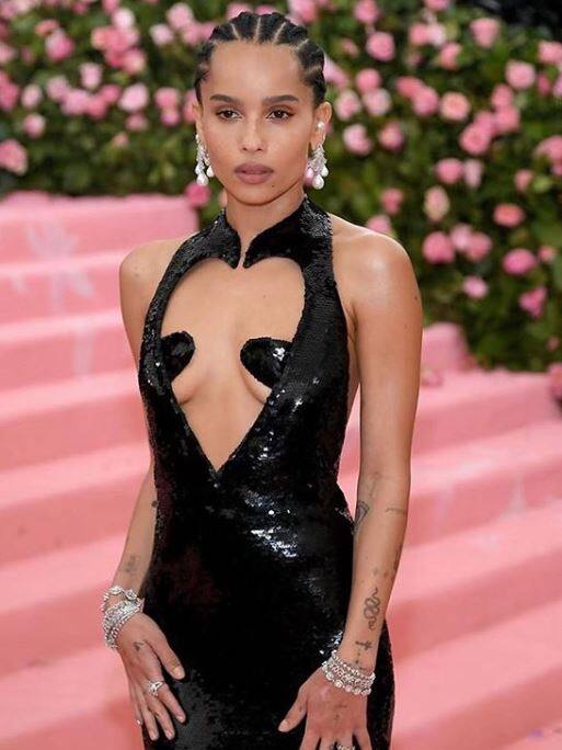अमेरिकन एक्ट्रेस Zoë Kravitz इस इवेंट में काफी हॉट अंदाज में पहुंची थी. उन्होंने ब्लैक रंग की आउटफिट पहनी थी जो कि फ्रंट से ओपन थी.