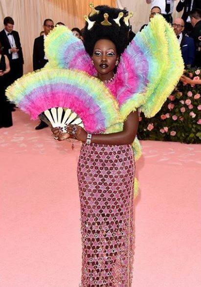 मैक्सिकन एक्ट्रेस Lupita Nyong'o यहां एकदम अलग ही अंदाज में पहुंची.