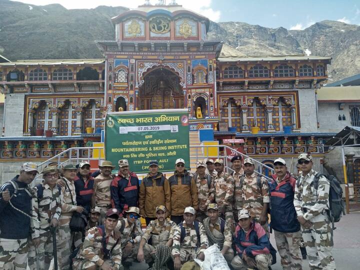 उत्तराखंड में चार धाम यात्रा शुरू हो चुकी है. बद्रीनाथ के कपाट 10 मई, 2019 को खुल जाएंगे. भारत तिब्बत सीमा पुलिस (आईटीबीपी) पर्वतारोहण और स्कीइंग इंस्टिट्यूट, औली के पर्वतारोहियों ने मंदिर परिसर और आसपास के इलाकों में व्यापक सफाई अभियान संचालित किया.