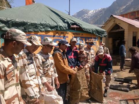 बद्रीनाथ मंदिर परिसर में पट खुलने से पहले आईटीबीपी ने चलाया स्वच्छता अभियान बद्रीनाथ मंदिर परिसर में पट खुलने से पहले आईटीबीपी ने चलाया स्वच्छता अभियान