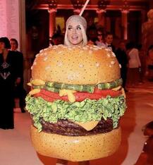 इस हसीना ने मेट गाला इवेंट में हैमबर्गर बन किया सबको आकर्षित, देखें तस्वीरें