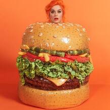 इस हसीना ने मेट गाला इवेंट में हैमबर्गर बन किया सबको आकर्षित, देखें तस्वीरें