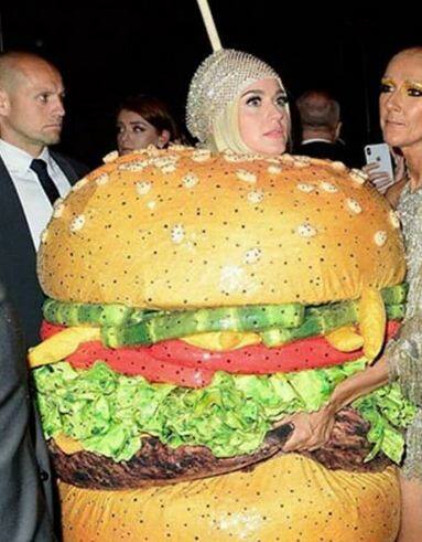 आप भी देखें केटी पेरी के इस मजेदार लुक को.