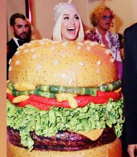 सिंगर केटी पेरी ने बर्गर लुक को अपनी ड्रेस को चुना.