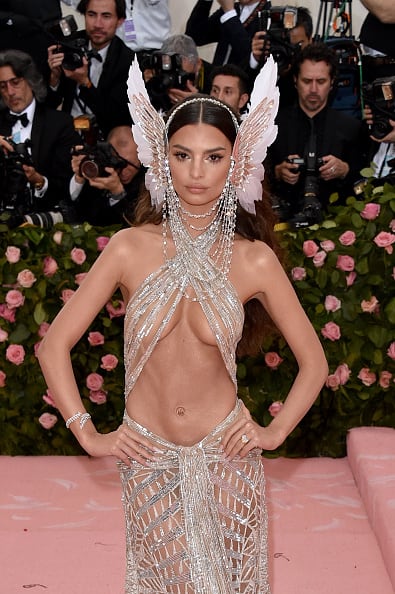 डिजाइनर पीटर डंडास ने एमिली के लुक को आकर्षक बनाने के लिए उनके चेहरे पर दो विंग्स दिए हुए थे जो कि रेन्बो विंग्स की तरह दिखाई दे रहे थे.