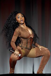 पार्टनर संग बेहद हॉट अंदाज में परफॉर्म करती दिखी ये हसीना, पकड़ी गई गंदी हरकते करती, देखें तस्वीरें