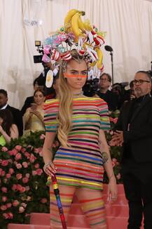 मेट गाला 2019: ऊपर से लेकर नीचे तक रंग-बिरंगी पट्टियों वाली पारदर्शी ड्रेस में नजर आई ये हसीना, देखें तस्वीरें