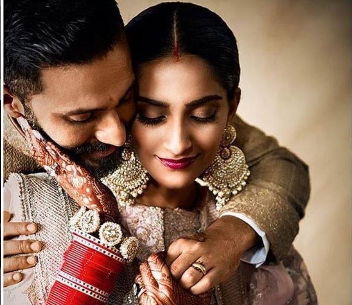 सोनम कपूर और आनंद आहूजा की शादी की सालगिरह के मौके पर हम आपके लिए इन दोनों की शादी की कुछ बेहद खूबसूरत तस्वीरें लेकर आए हैं. 