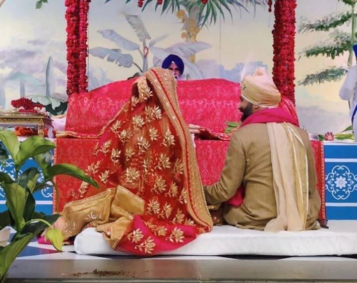  आनंद ने एक और पोस्ट किया जिसमें उन्होंने अपनी सबसे पसंदीदा तस्वीर शेयर की. इस तस्वीर को शेयर करते हुए उन्होंने लिखा, बहुत लंबे वक्त से हमारी साथ में मेरी पसंदीदा तस्वीर है. ये तस्वीर जब ली गई थी हमें तीन महीने हुए थे साथ में और आज तीन साल हो गए. 
