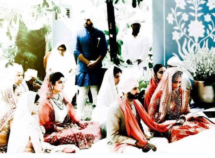 ऐसा कहा बताया जाता है कि सोनम से मुलाकात होने के एक महीने के भीतर ही आनंद ने उन्हें प्रपोज कर दिया था. कुछ समय बाद सोनम ने उनके प्रपोजल को स्वीकार कर लिया.