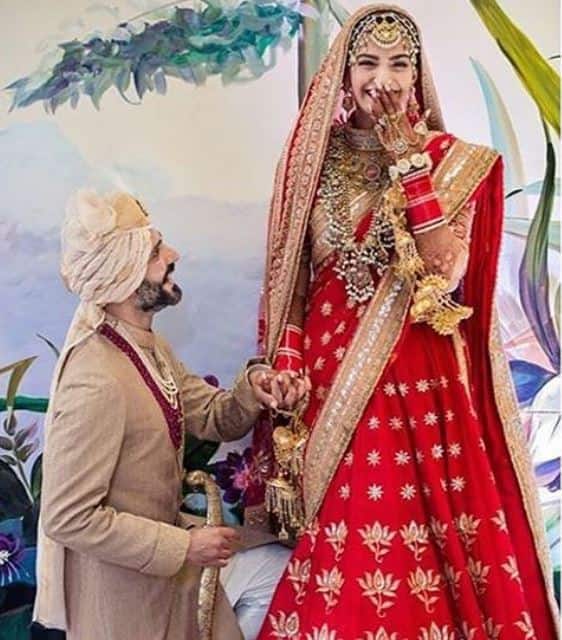 आनंद आहूजा अपने सोशल मीडिया पर सोनम की फिल्मों को भी प्रमोट करते रहते हैं. सिर्फ सोनम ही नहीं आनंद उनके भाई हर्षवर्धन कपूर को भी सोशल मीडिया पर प्रमोट करते हैं.