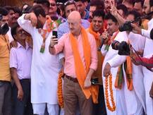 पत्नी किरण खेर के लिए वोट मांगने पहुंचे थे अनुपम खेर, Video शेयर कर विपक्ष पर लगाया ये आरोप