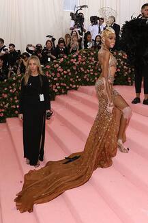 अपनी सारी प्रॉब्लम्स भुला हॉटनेस का तड़का लगाने के लिए इस हसीना ने पहनी ऐसी हॉट ड्रेस, देखें तस्वीरें