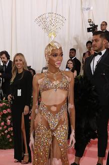 अपनी सारी प्रॉब्लम्स भुला हॉटनेस का तड़का लगाने के लिए इस हसीना ने पहनी ऐसी हॉट ड्रेस, देखें तस्वीरें