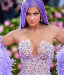 जलपरी के लुक में नजर आईं काइली जेनर, लग रही हैं बेहद हॉट, देखें तस्वीरें