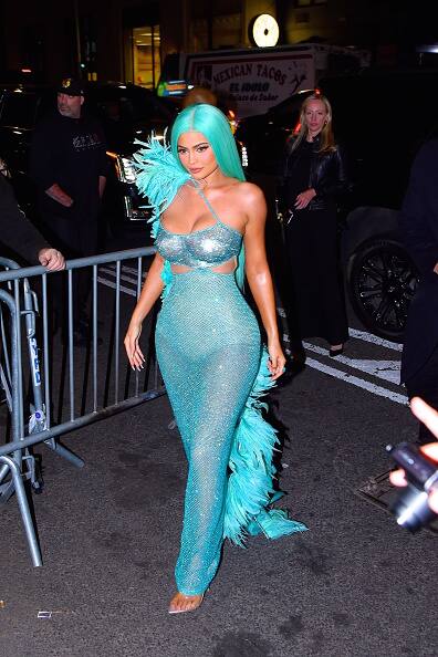 इस गाउन का डिजाइन काइली को मरमेड लुक दे रहा है.