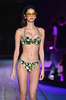 रैंप पर वॉक करने के दौरान बिकिनी में बेहद हॉट अंदाज में नजर आईं मॉडल्स, देखें तस्वीरें