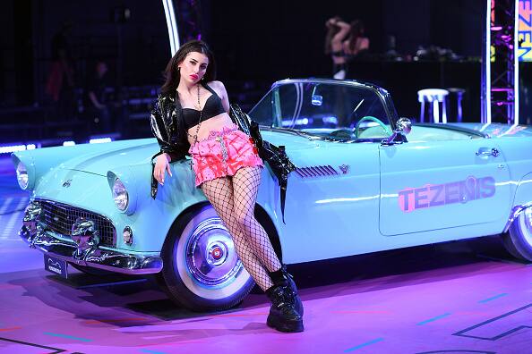 इस फैशन शो के दौरान मॉडल्स रैंप पर गाड़ी चलाते और गाड़ी के साथ पोज देते दिखीं. 