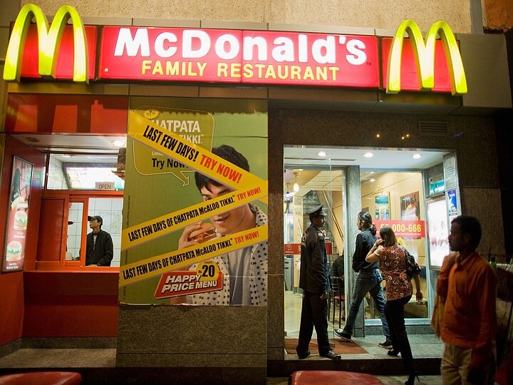Trending: man at chaudairy ice cream parlour in pakistan makes ice cream from mcdonalds chicken burger, video goes viral Trending: पाकिस्तान में शख्स ने मैकडॉनल्डस के चिकन बर्गर से बनाई आईसक्रीम, वायरल हो रहा है वीडियो