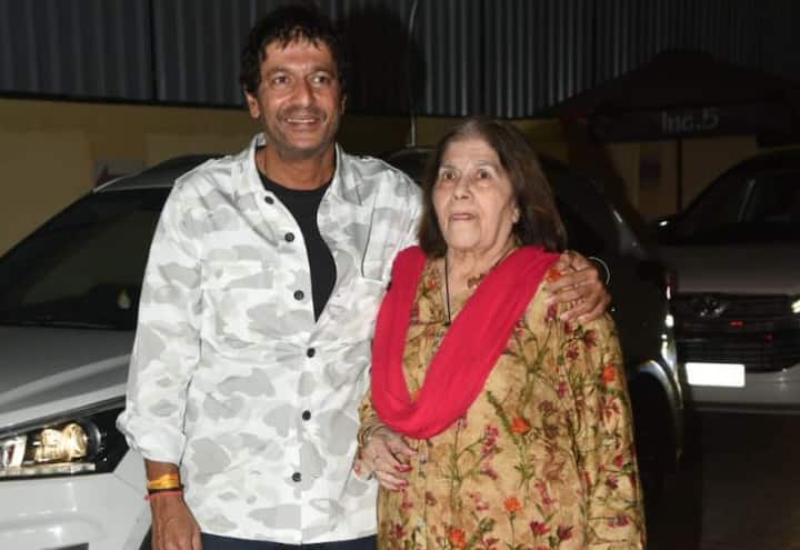 अपनी लाडली बेटी की डेब्यू फिल्म की स्क्रिनिंग के लिए डैडी चंकी पांडे भी पहुंचे.