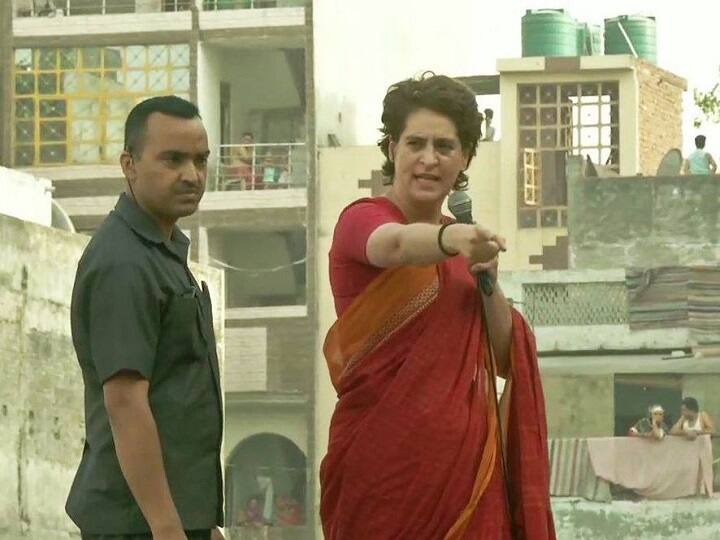 priyanka gandhi in amethi village after BJP congress workers clash कांग्रेस-बीजेपी कार्यकर्ताओं के बीच झड़प के बाद प्रियंका ने अमेठी के गांव का दौरा किया