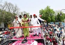 डिम्पल यादव ने जया बच्चन के साथ मिलकर किया प्रयागराज में रोड शो, देखें झलकियां