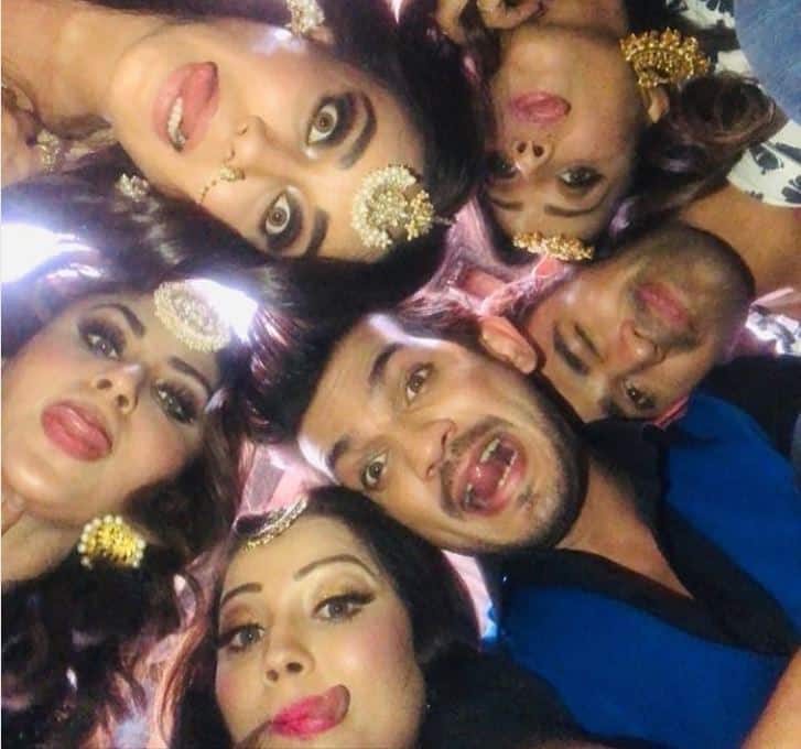 During the 'Nagin 3' finale episode, artists decided to have fun 'नागिन 3' फिनाले एपिसोड के दौरान कलाकारों ने की जम कर मस्ती