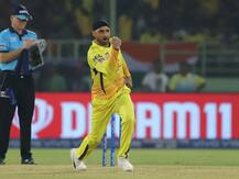 CSK vs DC: IPL में 150 विकेट चटकाने वाले तीसरे भारतीय गेंदबाज़ बने हरभजन सिंह