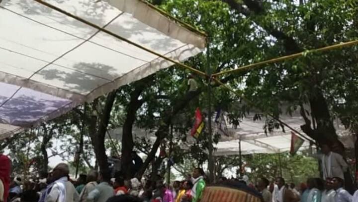 गोरखपुर के पिपराइच ब्लाक के जीतपुर बालापार में शनिवार को मध्याह्न 12 बजे सपा के राष्ट्रीय अध्यक्ष अखिलेश यादव की सभा होनी थी. 12 बजकर पांच मिनट पर अखिलेश का हेलीकाप्टर लैण्ड किया. उन्हें देखने और सुनने के लिए लोगों की भीड़ एकत्र हो गई.